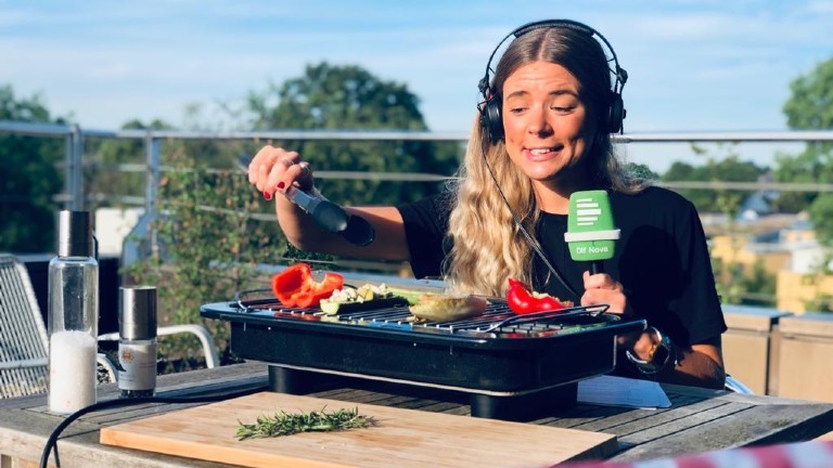 Reporterin Rahel Klein grillt Gemüse.