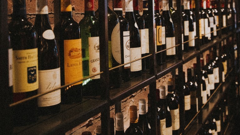 Weinflaschen stehen in einem Regal.