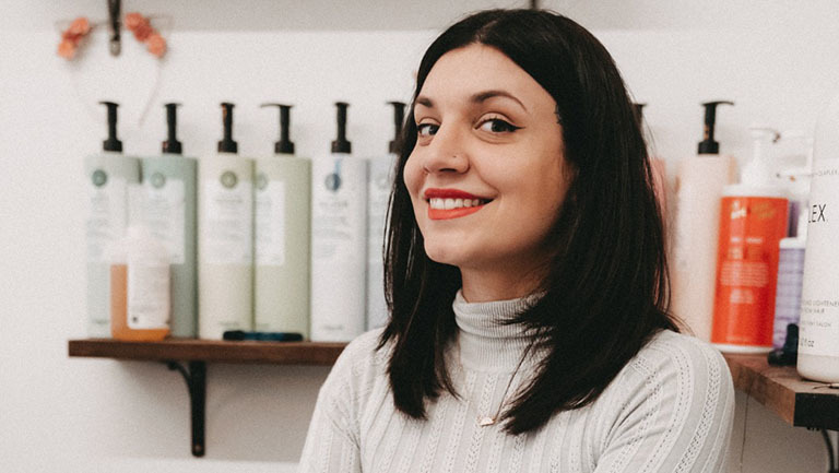 Die Friseurmeisterin Cinja Csulits in ihrem Salon.