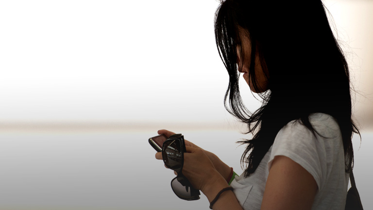 Eine Frau mit Smartphone