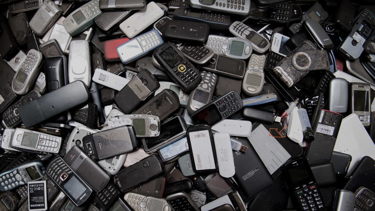 Alte Handys auf einem Haufen