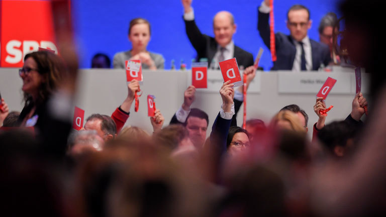 Delegierte halten auf dem SPD-Parteitag am 21.01.2018 in Bonn Stimmkarten in die Höhe