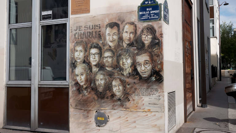 Die Portraits der Opfer des Anschlags auf Charlie Hebdo sind an eine Hauswand gemalt