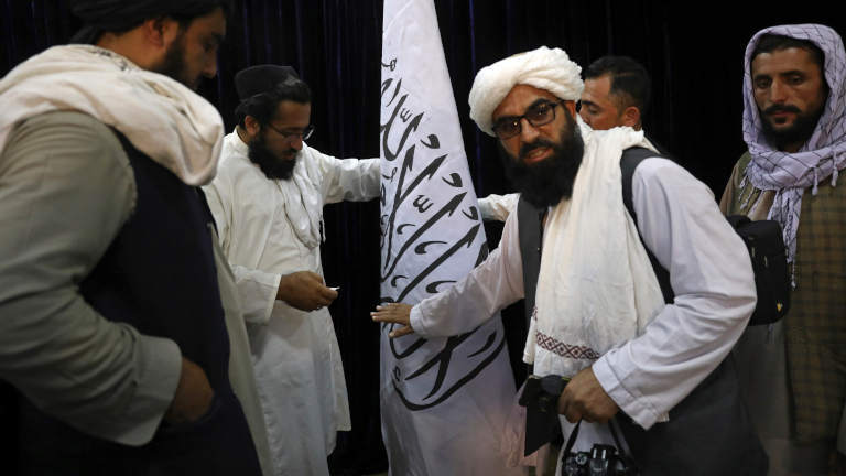 Hohe Taliban-Vertreter mit einer Flagge