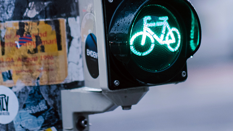 Eine Radfahrerampel, die grün ist.