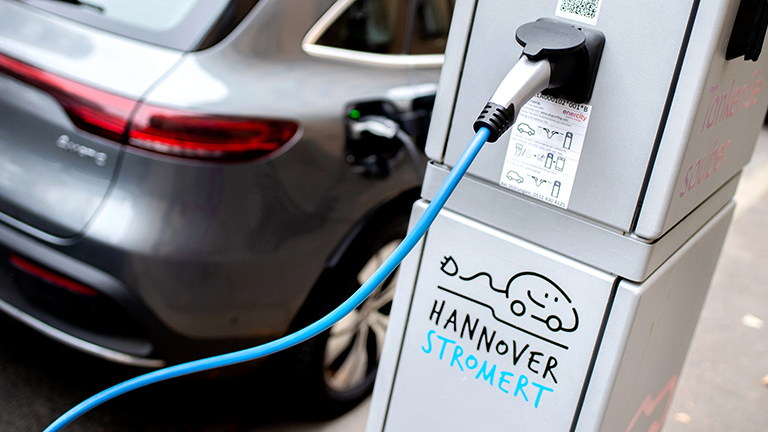 Ein Pkw wird an einer Ladestation aufgeladen.