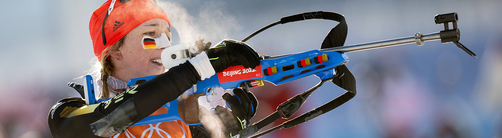 Die deutsche Biathletin Franziska Preuss bei den Olympischen Winterspielen 2022; am Schießstand.