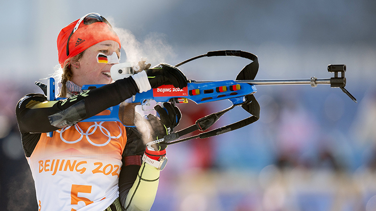 Die deutsche Biathletin Franziska Preuss bei den Olympischen Winterspielen 2022; am Schießstand.