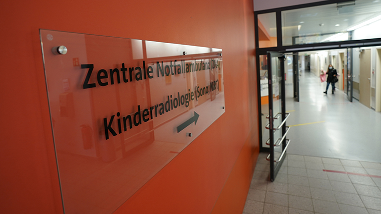 Ein Hinweisschild weist den Weg zur Zentralen Notfallambulanz (ZNA) und Kinderradiologie im Altonaer Kinderkrankenhaus, Blick auf einen Flur; Foto: dpa (02.11.2021)