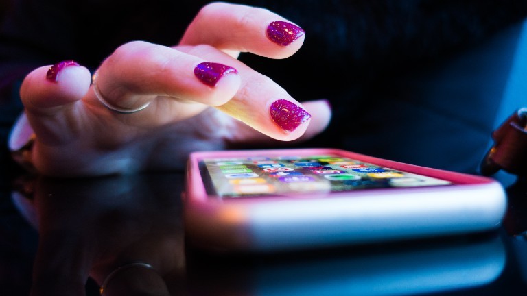 Finger klicken auf Smartphone-Bildschirm