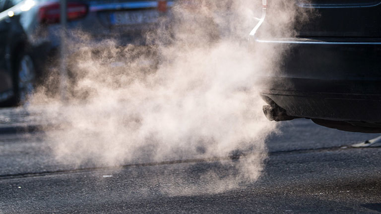 Auspuff pustet Abgase in die Luft