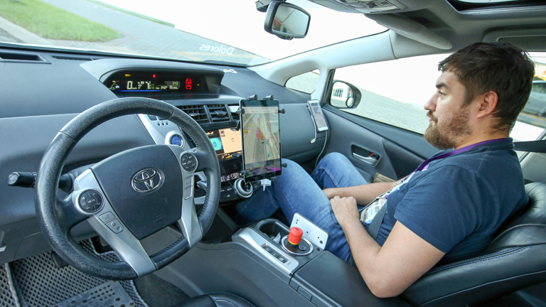 Ein Passagier in einem autonomen Fahrzeug der Firma Yandex  im Oktober 20118