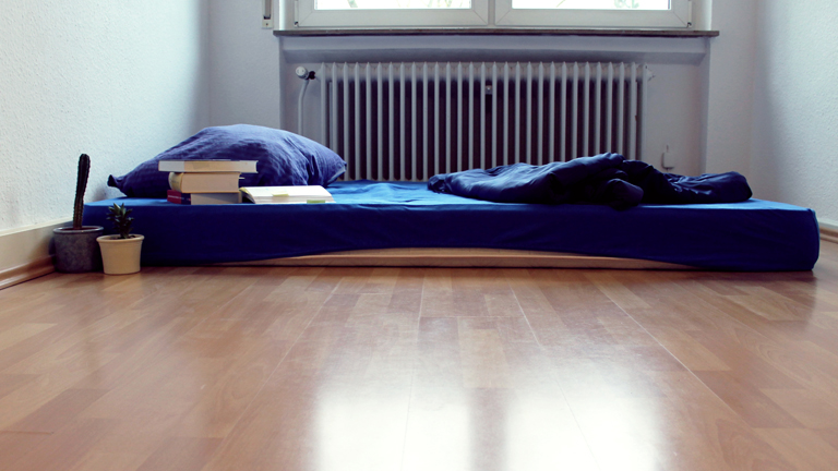 Eine Matratze vor einer Heizung