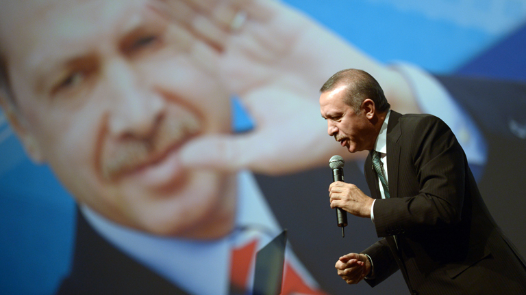 Der türkische Ministerpräsident Recep Tayyip Erdogan spricht am 04.02.2014 im Tempodrom in Berlin zu Mitgliedern der türkischen Gemeinde.