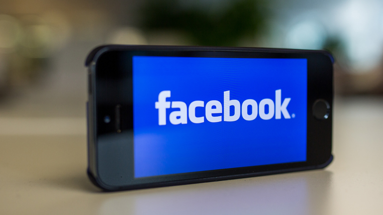 Das Logo von Facebook ist am 31.10.2014 in Berlin auf einem iPhone 5s zu sehen.