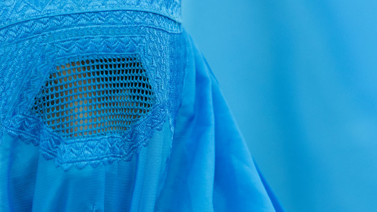 Eine Burka trägt eine Besucherinnen der Ausstellung "Burquoi" am 22.11.2012 im Kunstverein in Wiesbaden.
