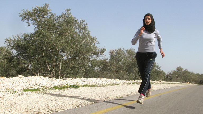 Die palästinensische Leichtathletin Worud Sawalcha trainiert am 20.03.2012 auf einer Teerstraße in der Nähe ihres Heimatdorfes Assira Schamalije bei Nablus im Westjordanland.