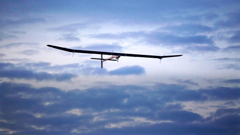 Das Solarflugzeug Solar Impulse am Himmel.