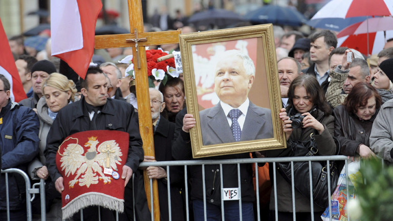 In Warschau erinnern Menschen an Lech Kaczynski, den polnischen Präsidenten, der beim Flugzeugabsturz in Smolensk um Leben kam.