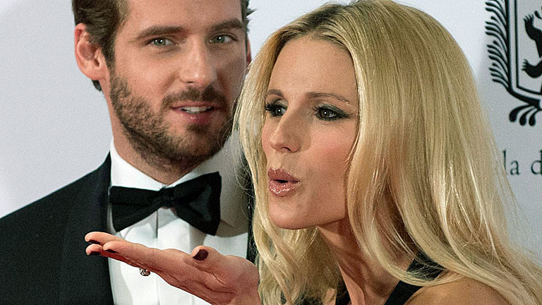 Tomaso Trussardi und Michelle Hunziker, eine Kusshand verschickend
