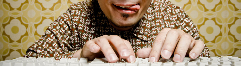 Nerd tippt mit 10 Fingern