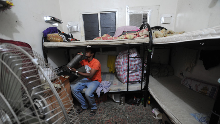 Archivbild von 2012: Ein Wanderarbeiter sitzt auf einem Etagenbett in seiner Unterkunft in Katar.