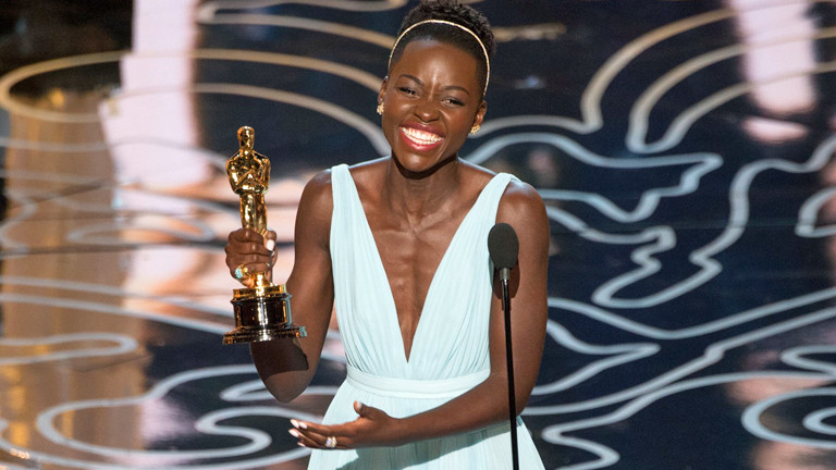 Die kenianische Schauspielerin Lupita Nyong'o hält am 03.03.2014 ihren Oscar in der Hand und strahlt glücklich.