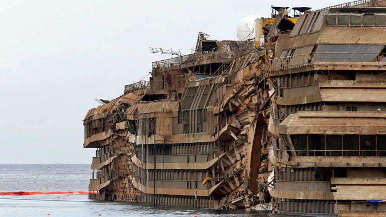 Das Schriffswrack der Costa Concordia liegt am 17.09.2013 mit massiv zerstörter Seite im Wasser.