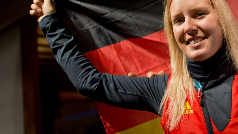 Die Athletin Andrea Rothfuss trägt die deutsche Flagge.