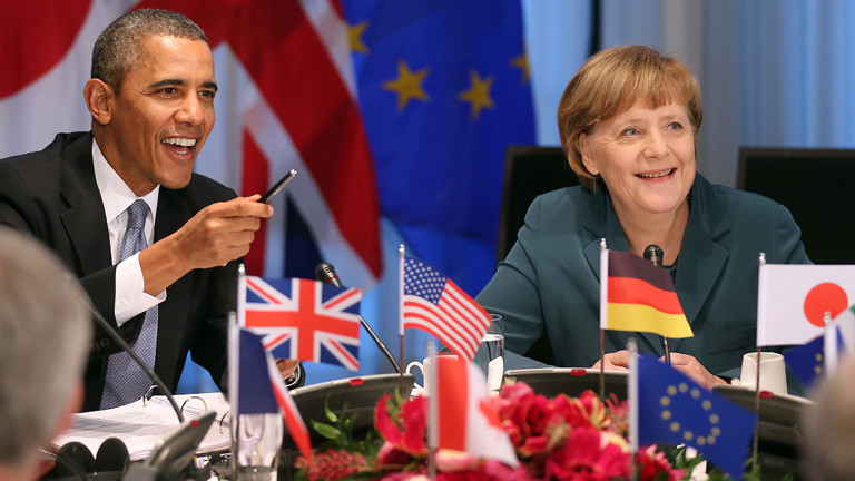 Barack Obama und Angela Merkel sitzen am 24.03.2014 in Den Haag am Tisch des G7-Treffens.