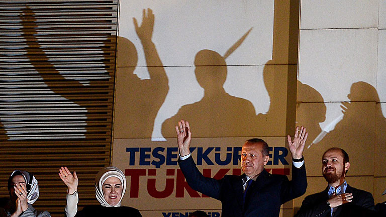 Erdogan lässt sich nach dem Sieg bei den Kommunalwahlen 2014 in der Türkei feiern.