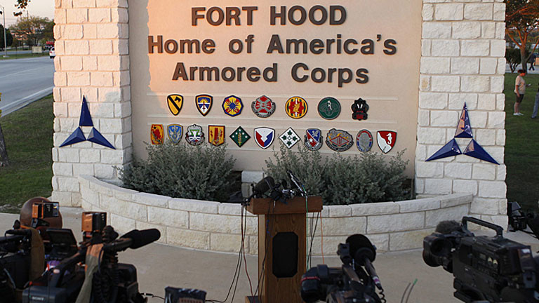Journalisten vor dem Eingang zum Fort Hood, dem größten Militärstützpunkt der USA
