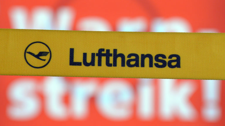 Warnstreik-Plakate hängen am 22.04.2013 auf dem Flughafen in Düsseldorf (dpa).