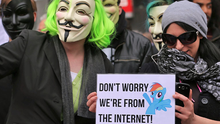 Internet-Aktivisten demonstrieren am 16.05.2013 in Köln vor der Hauptversammlung der Deutschen Telekom für Netzneutralität.
