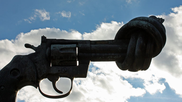"Non Violence"-Skulptur von Carl Fredrik Reuterswärd vor dem UN-Hauptquartier in New York