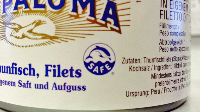 Auf einer Thunfisch-Dose ist ein Logo zu sehen: Ein fröhlicher Delfin mit dem Schriftzug "Safe" darunter.