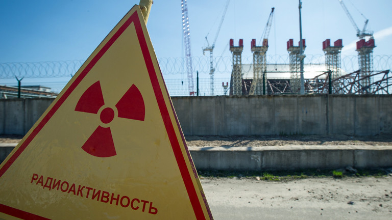 Ein Schild in Tschernobyl warnt vor Radioaktivität am 24.04.2013.