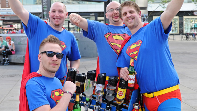 Vier Männer in Superman-Kostümen posieren am 09.05.2013 auf dem Alexanderplatz in Berlin.