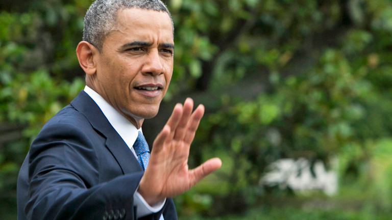 US-Präsident Barack Obama grüßt jemanden auf dem Weg zur Militärakademie West Point am 28.05.2014.