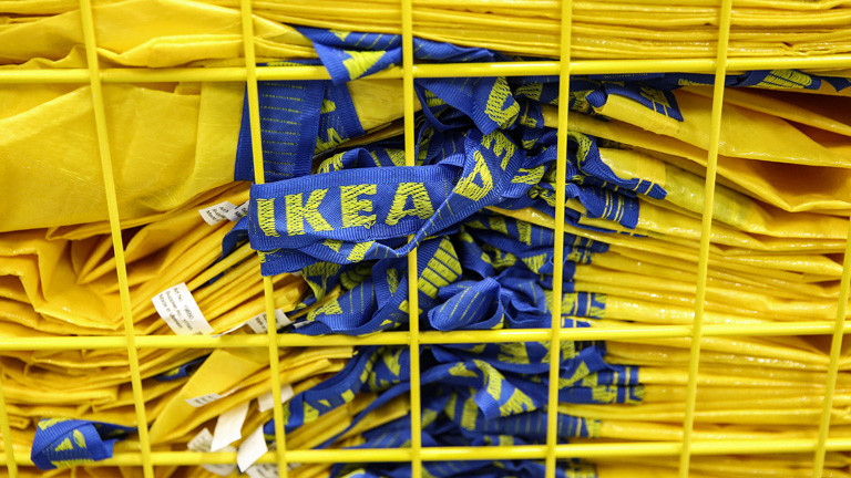 Ein Stapel von Ikea-Tüten.