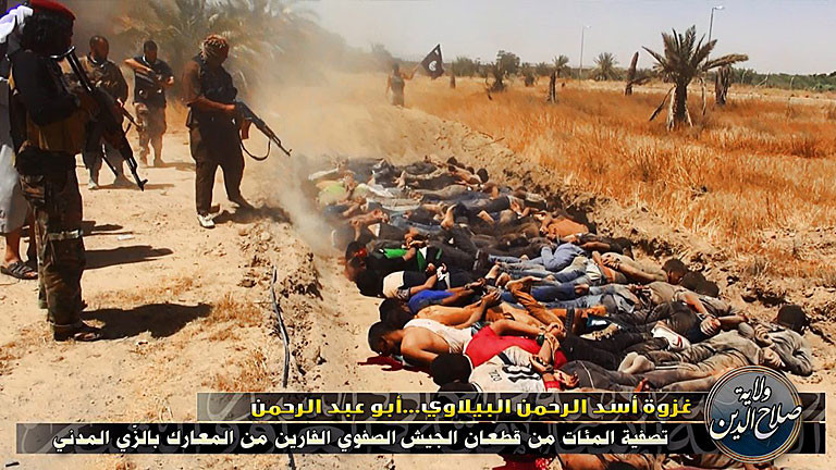 Ein Foto, das die Dschihadisten-Gruppe "Welayat Salahadden" über ihren Twitter-Account verbreitet hat: Demnach sind hier Kämpfer des "Islamischen Staates" zu sehen, die irakische Soldaten (in Zivil) exekutieren.