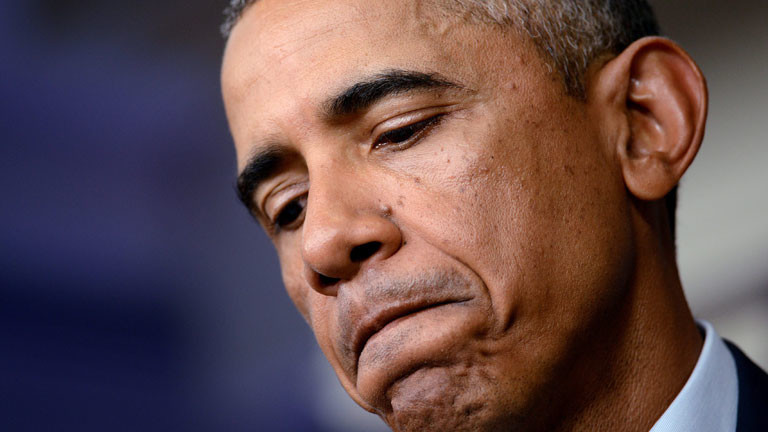 Barack Obama, nachdenklich nach unten schauend