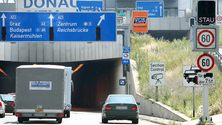 Archivfoto vom 15.06.2007 zeigt ein Section Control-Hinweisschild vor dem Kaisermuehlentunnel in Wien