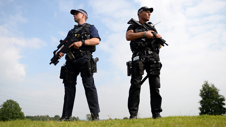 Am 04.09.2014 stehen zwei schwer bewaffnete Polizisten in Newport, Wales, und bewachen den dortigen Nato-Gipfel.