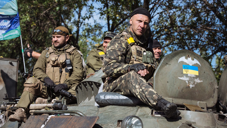 Soldaten der ukrainischen Armee sitzen am 04.09.2014 auf einem Panzer.