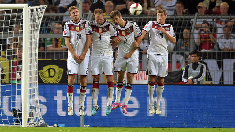 Christoph Kramer, Benedikt Höwedes, Thomas Mueller und Toni Kroos hüpfen beim Spiel gegen SChottland am 07.09.2014 gegen Schottland.