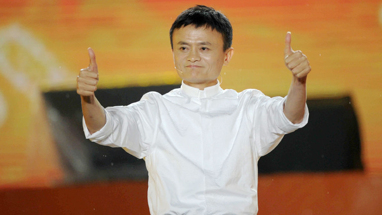 Jack Ma, Chef vom Versandhandel Alibaba, hat zwei Daumen, die er in die Luft streckt.