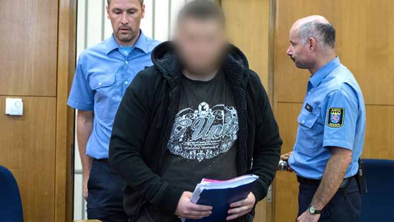 Der Angeklagte Kreshnik B. kommt am 15.09.2014 im Hochsicherheitssaal des Oberlandgerichts in Frankfurt am Main (Hessen) an (dpa).
