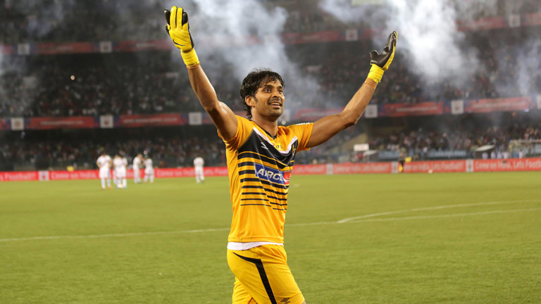 Suvasish Roychowdhury feiert am 12.10.2014 den Sieg seines Team Atlético de Kolkota gegen Mumbai City.