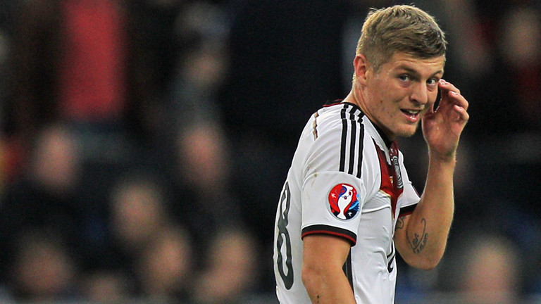 Das Spiel Deutschland gegen Irland, 1:1, vom 15.10.2014. Toni Kroos schaut ein wenig ratlos drein.